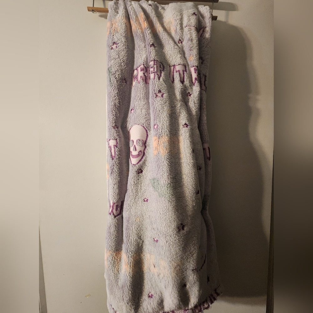 Halloween Glow In The Dark Spooky Skulls Super Plush Throw Blanket